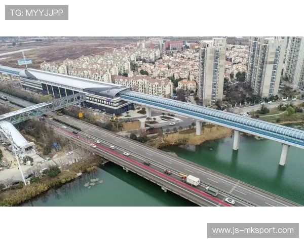 武汉三镇中路的切入角度极其刁钻，制造大面积混乱